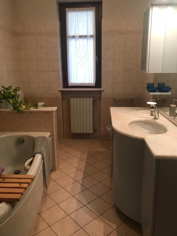 La Casa Del Melograno Apartment Алба Екстериор снимка