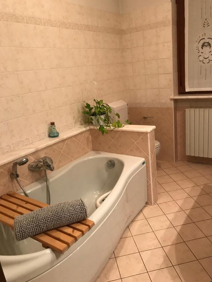 La Casa Del Melograno Apartment Алба Екстериор снимка